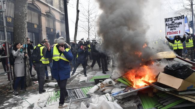 Участники протестной акции желтых жилетов в Париже Участники протестной акции желтых жилетов в Париже