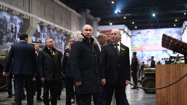 Владимир Путин во время осмотра экспозиции выставки патриотического объединения Ленрезерв, посвященной 75-летию полного освобождения Ленинграда от фашистской блокады. 27 января 2019