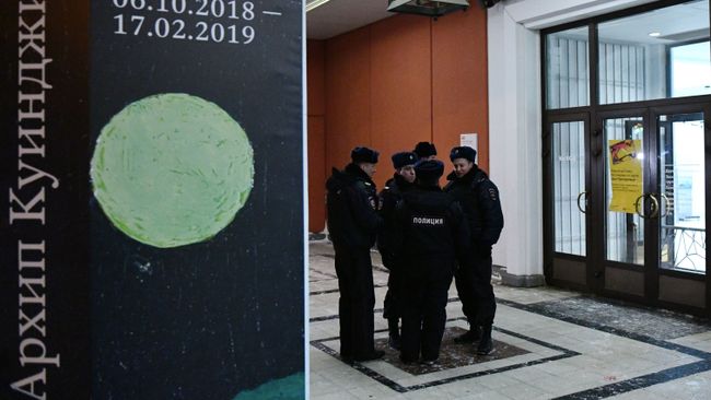Сотрудники полиции в Инженерном корпусе Третьяковской галереи в Москве Сотрудники полиции в Инженерном корпусе Третьяковской галереи в Москве