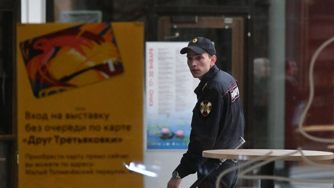 Сотрудник полиции дежурит в фойе Инженерного корпуса Третьяковской галереи в Москве
