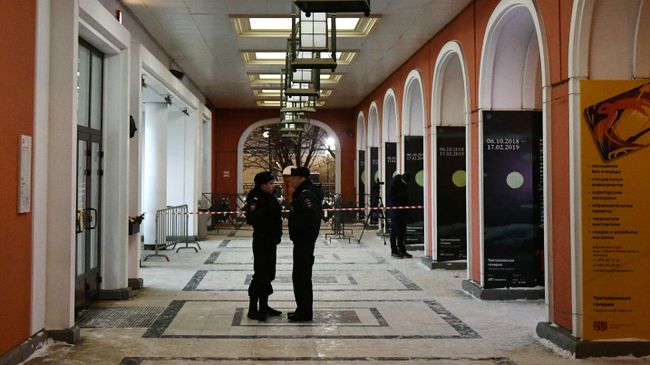 Сотрудники полиции дежурят у входа в Инженерный корпус Третьяковской галереи в Москве Сотрудники полиции дежурят у входа в Инженерный корпус Третьяковской галереи в Москве