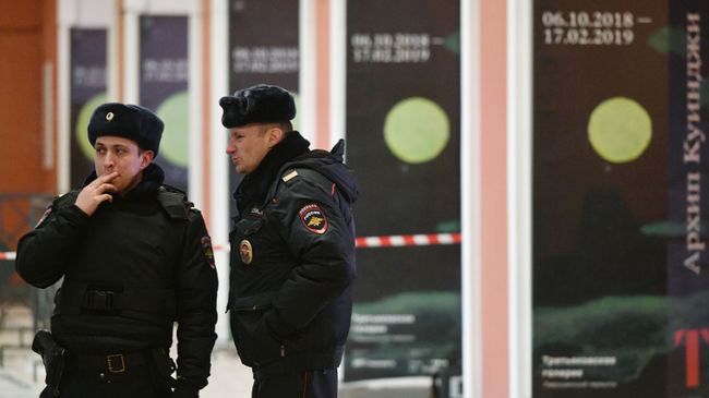 Сотрудники полиции дежурят у входа в Инженерный корпус Третьяковской галереи в Москве Сотрудники полиции дежурят у входа в Инженерный корпус Третьяковской галереи в Москве