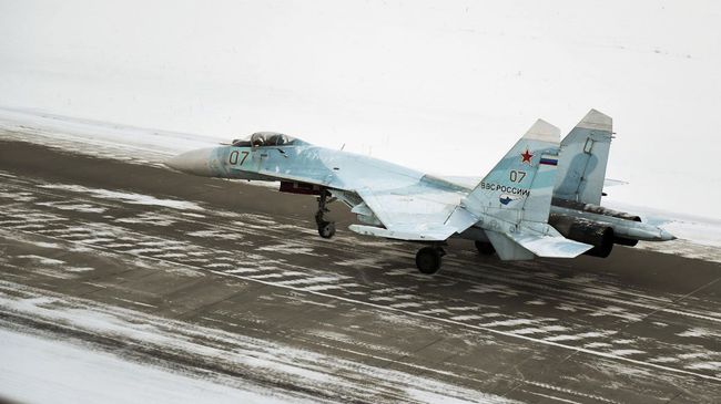 Самолет Су-27 на одном из аэродромов ЗВО Самолет Су-27 на одном из аэродромов ЗВО