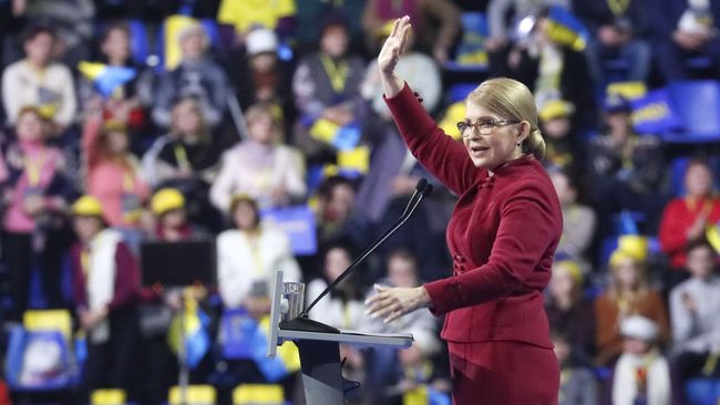 Лидер партии Батькивщина Юлия Тимошенко выступает на съезде партии Лидер партии Батькивщина Юлия Тимошенко выступает на съезде партии