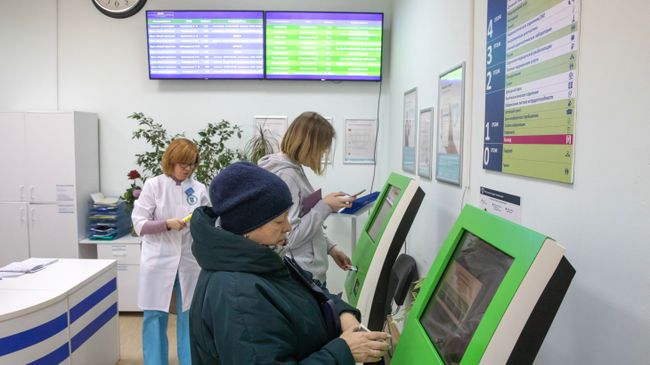  Пациенты записываются на прием к врачу через электронные терминалы в городской поликлинике № 68 в Москве
