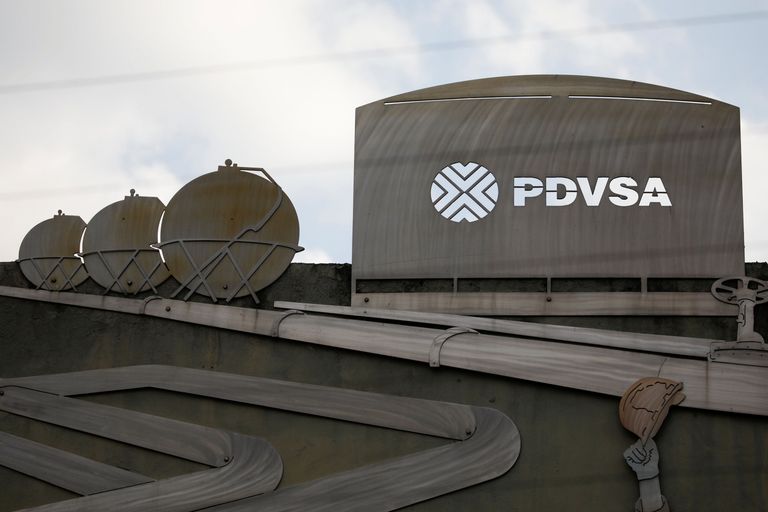 Логотип государственной нефтяной компании PDVSA на здании штаб-квартиры в Каракасе, Венесуэла Логотип государственной нефтяной компании PDVSA на здании штаб-квартиры в Каракасе, Венесуэла