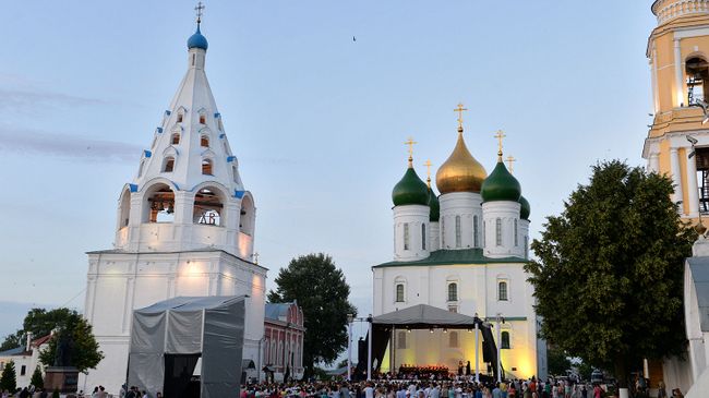 Туристы на Соборной площади в Коломне Туристы на Соборной площади в Коломне