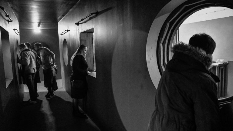 Посетители осматривают иммерсивную инсталляцию, воспроизводящую обстановку Института DAU, на площадке арт-проекта DAU в Национальном центре искусства и культуры Помпиду в Париже Посетители осматривают иммерсивную инсталляцию, воспроизводящую обстановку Института DAU, на площадке арт-проекта DAU в Национальном центре искусства и культуры Помпиду в Париже