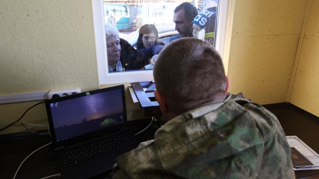 Паспортный контроль на КПП Александровка, соединяющем территорию Украины и ДНР