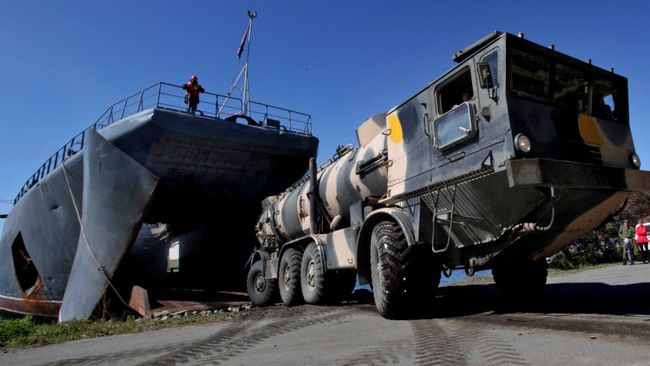 Пусковая установка берегового ракетного комплекса Редут во время выгрузки с большого десантного корабля Ослябя после учений Тихоокеанского флота Пусковая установка берегового ракетного комплекса Редут во время выгрузки с большого десантного корабля Ослябя после учений Тихоокеанского флота