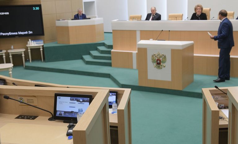 Место сенатора Рауфа Арашукова в зале заседаний Совета Федерации РФ Место сенатора Рауфа Арашукова в зале заседаний Совета Федерации РФ