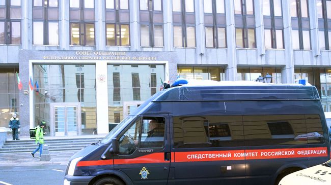 Автомобиль Следственного комитета РФ у входа в здание Совета Федерации РФ Автомобиль Следственного комитета РФ у входа в здание Совета Федерации РФ