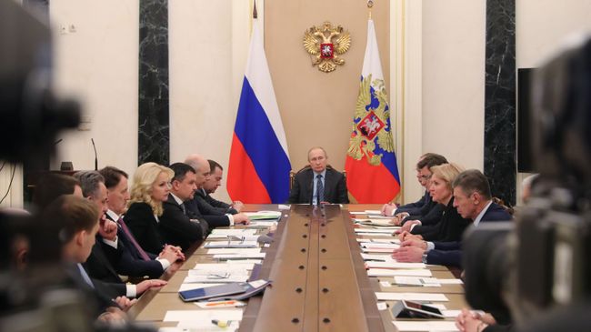Президент РФ Владимир Путин проводит совещание с членами правительства РФ