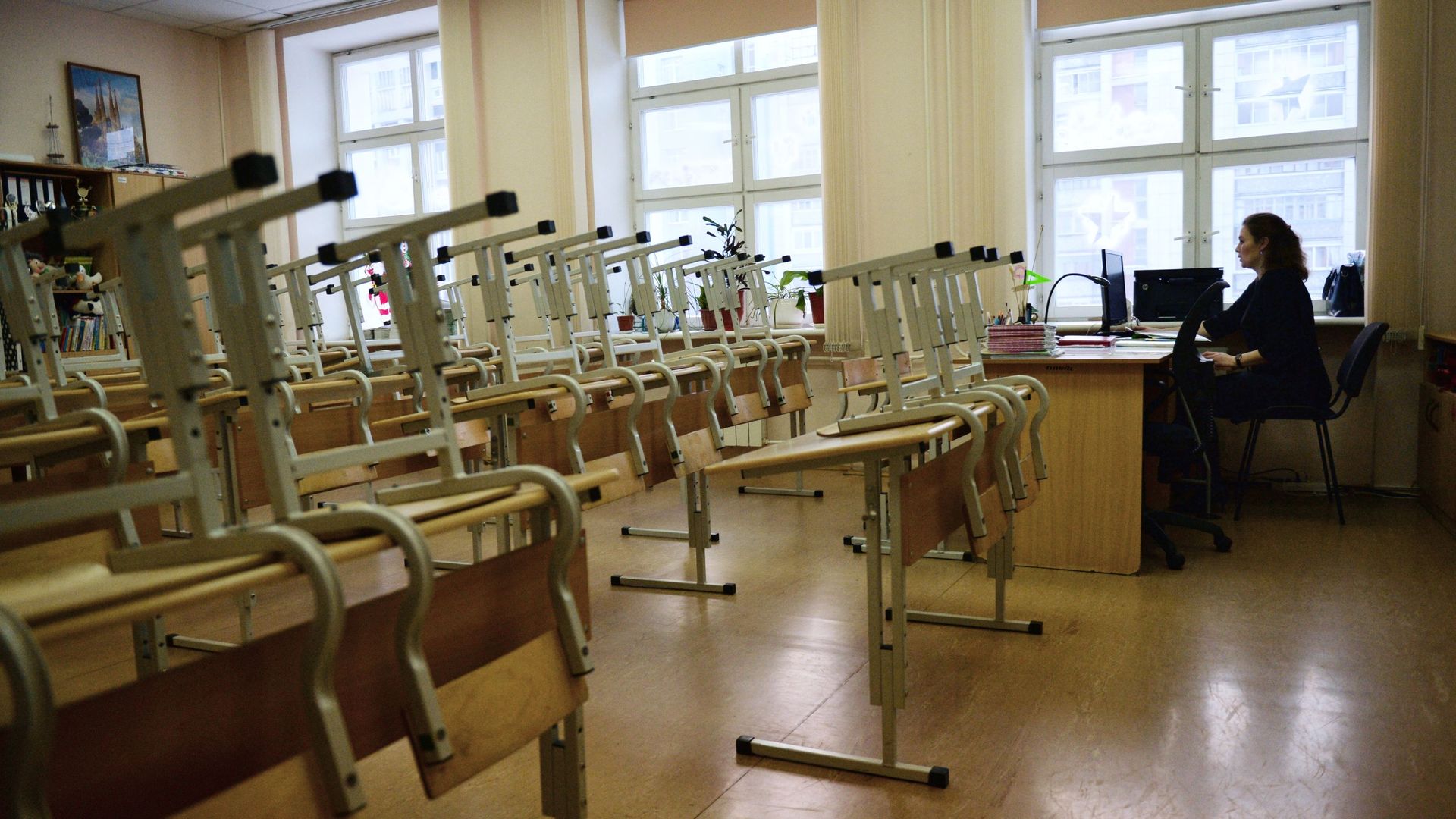 Преподаватель в пустом учебном классе Преподаватель в пустом учебном классе - РИА Новости, 1920, 16.11.2020