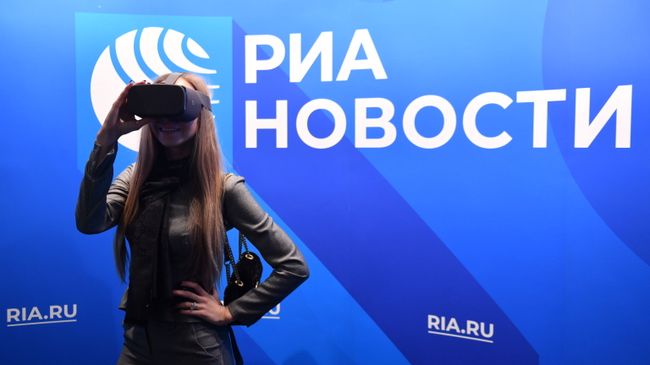 Участница VR-перформанса Слепые в большом городе тестирует очки виртуальной реальности Gear VR Участница VR-перформанса Слепые в большом городе тестирует очки виртуальной реальности Gear VR
