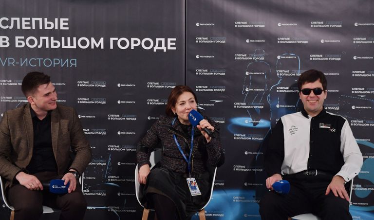 Директор Государственного музея - культурного центра Интеграция имени Н.А. Островского Алексей Володин, заместитель главного редактора МИА Россия сегодня Наталья Лосева, представитель Государственного музея - культурного центра Интеграция имени Н.А. Островского Анатолий Попко во время VR-перформанса Слепые в большом городе Директор Государственного музея - культурного центра Интеграция имени Н.А. Островского Алексей Володин, заместитель главного редактора МИА Россия сегодня Наталья Лосева, представитель Государственного музея - культурного центра Интеграция имени Н.А. Островского Анатолий Попко во время VR-перформанса Слепые в большом городе