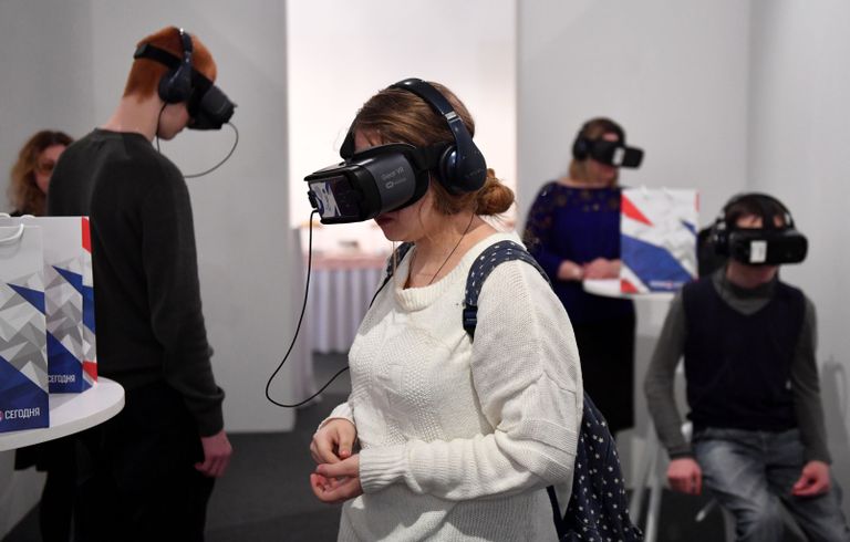 Участники VR-перформанса Слепые в большом городе в Государственном музее - культурном центре Интеграция имени Н.А. Островского в Москве тестируют очки виртуальной реальности Gear VR Участники VR-перформанса Слепые в большом городе в Государственном музее - культурном центре Интеграция имени Н.А. Островского в Москве тестируют очки виртуальной реальности Gear VR