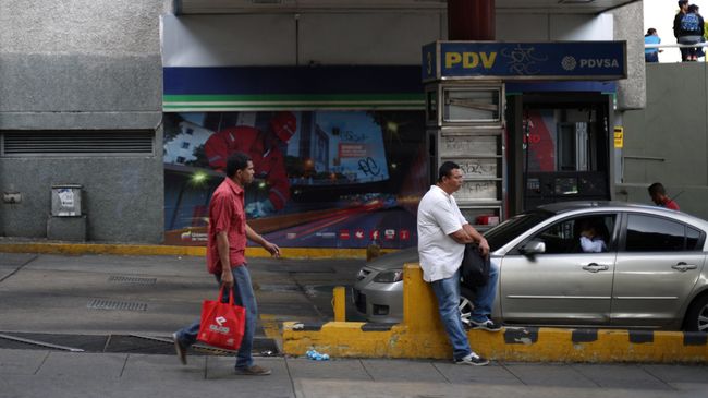 Жители Каракаса у заправочной станции PDVSA Жители Каракаса у заправочной станции PDVSA