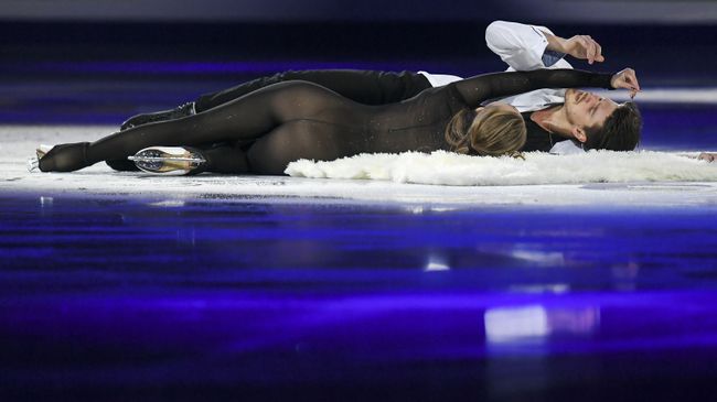 Александра Степанова и Иван Букин во время показательных выступлений на чемпионате Европы по фигурному катанию в Минске Александра Степанова и Иван Букин во время показательных выступлений на чемпионате Европы по фигурному катанию в Минске