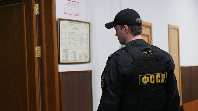 Сотрудник Федеральной службы судебных приставов (ФССП) 