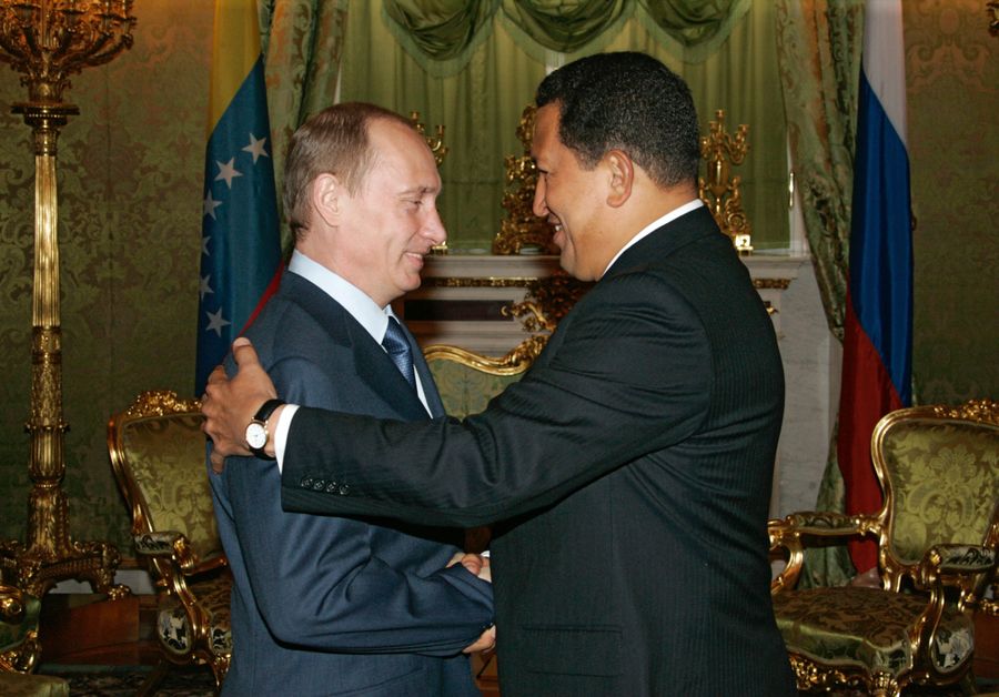 Президент России Владимир Путин и президент Венесуэлы Уго Чавес во время переговоров в Кремле. 27 июля 2006 года Президент России Владимир Путин и президент Венесуэлы Уго Чавес во время переговоров в Кремле. 27 июля 2006 года