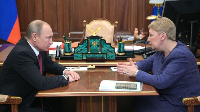 Президент РФ Владимир Путин и министр просвещения РФ Ольга Васильева во время встречи