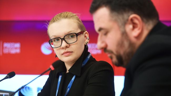 Арт-директор Зиновьевского клуба Ксения Зиновьева во время заседания Зиновьевского клуба Арт-директор Зиновьевского клуба Ксения Зиновьева во время заседания Зиновьевского клуба