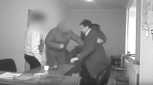 СК разместил видео с задержанием двух камызякских чиновников СК разместил видео с задержанием двух камызякских чиновников