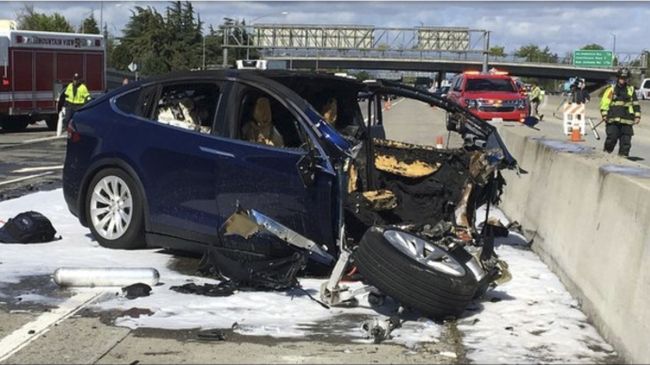 Потушенный после аварии автомобиль Tesla Потушенный после аварии автомобиль Tesla
