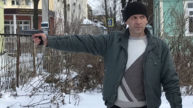 Владимир Мухин показывает, как убивал Соболева. Фото из материалов уголовного дела Владимир Мухин показывает, как убивал Соболева. Фото из материалов уголовного дела