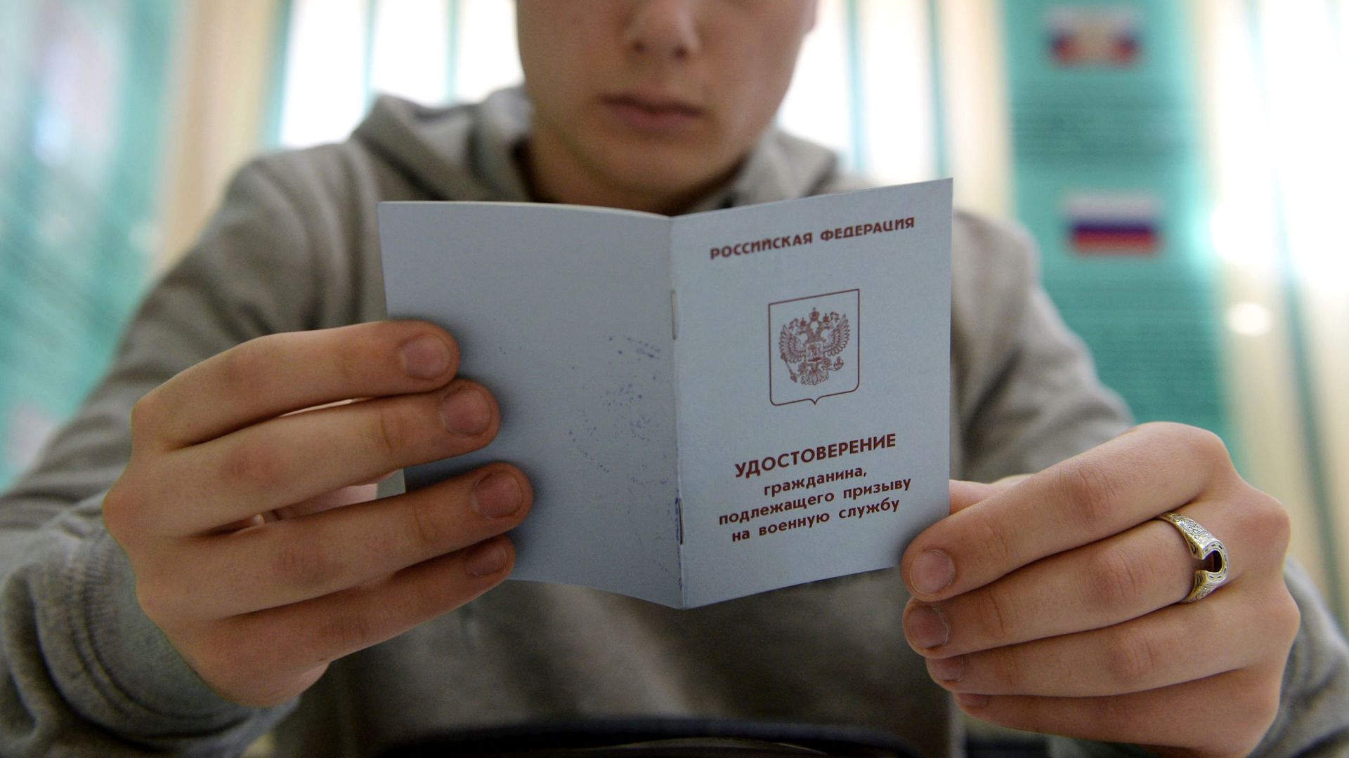 Призывник во время прохождения призывной комиссии Призывник во время прохождения призывной комиссии - РИА Новости, 1920, 17.08.2023