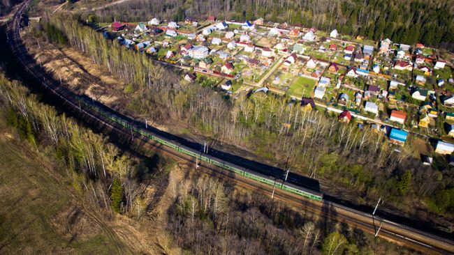 Дачный поселок и электричка Дачный поселок и электричка