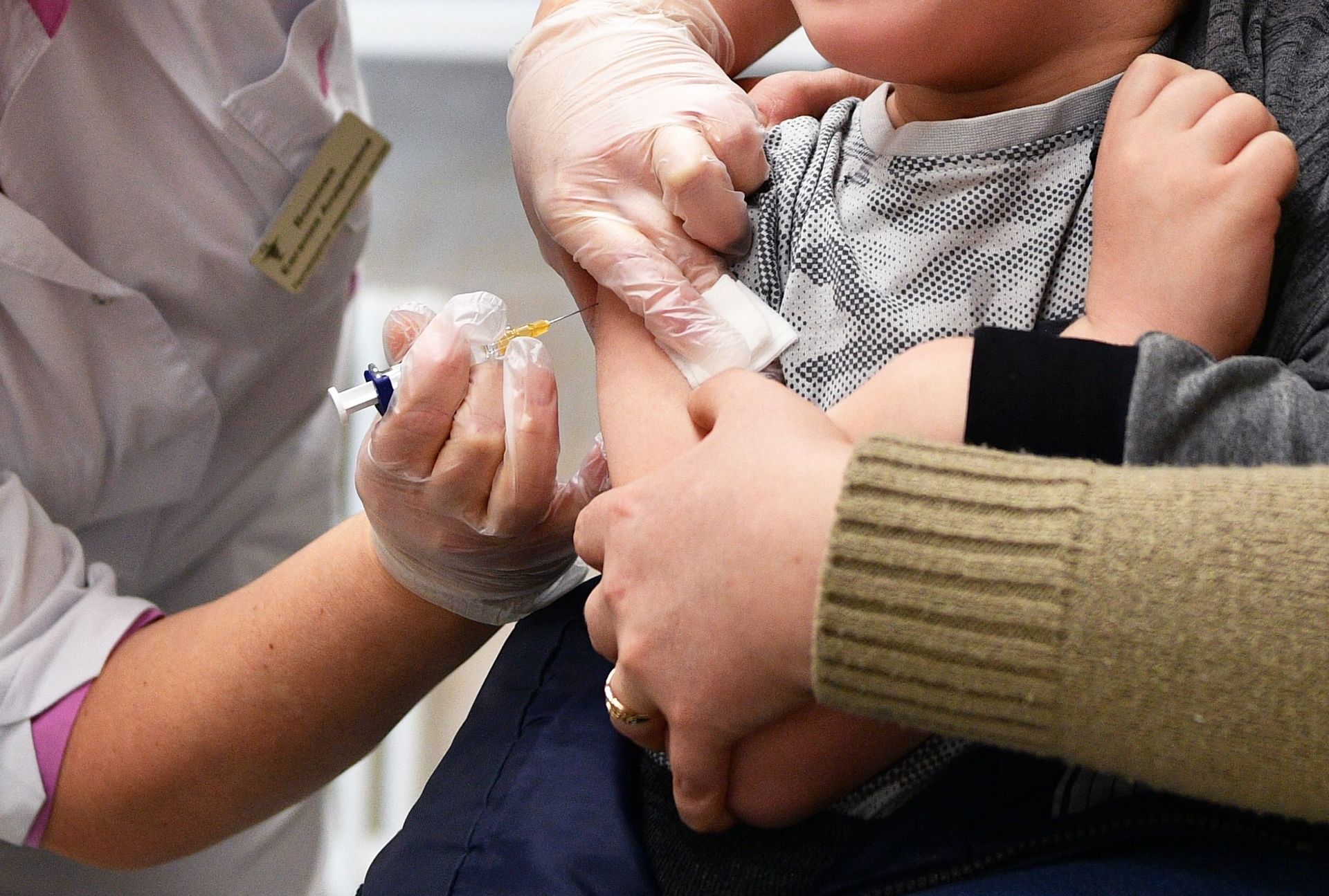 Медицинская сестра делает укол ребенку в детской поликлинике Медицинская сестра делает укол ребенку в детской поликлинике - РИА Новости, 1920, 26.04.2023