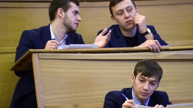 Студенты в аудитории Студенты в аудитории