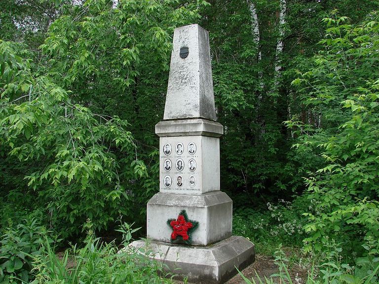 Памятник погибшим туристам в 1959 году