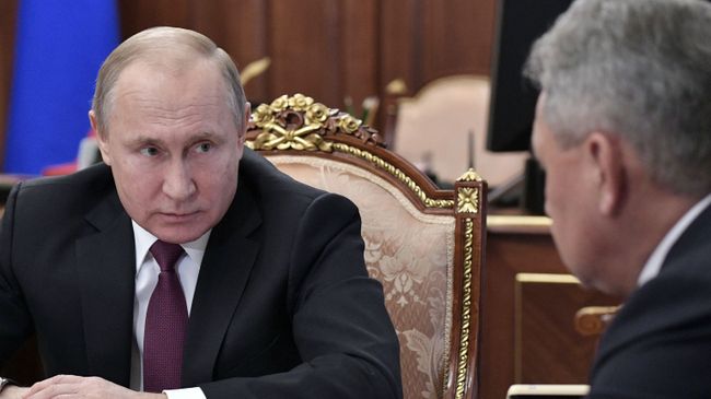 Владимир Путин во время встречи с министром обороны РФ Сергеем Шойгу. 2 февраля 2019