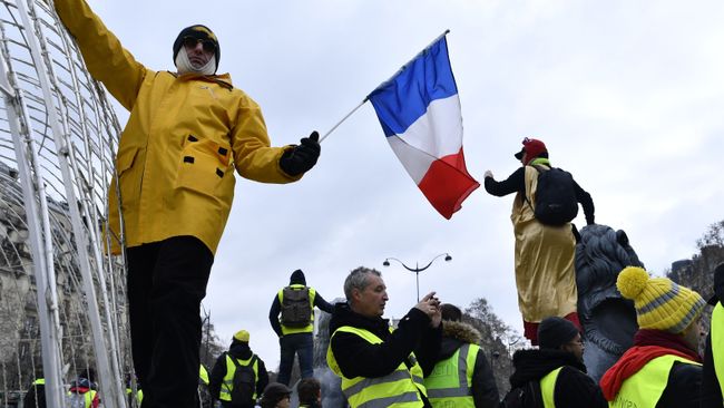 Участники акции протеста жёлтых жилетов в Париже Участники акции протеста жёлтых жилетов в Париже