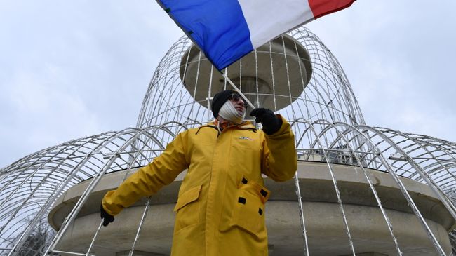 Один из участников акции протеста жёлтых жилетов в Париже. 2 февраля 2019 Один из участников акции протеста жёлтых жилетов в Париже. 2 февраля 2019