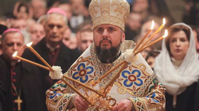 Глава новой церкви Украины Епифаний во время интронизации в Софийском соборе Киева, Украина Глава новой церкви Украины Епифаний во время интронизации в Софийском соборе Киева, Украина