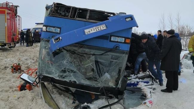 На месте дорожно-транспортного происшествия в Бабынинском районе Калужской области, где произошло опрокидывание пассажирского автобуса На месте дорожно-транспортного происшествия в Бабынинском районе Калужской области, где произошло опрокидывание пассажирского автобуса