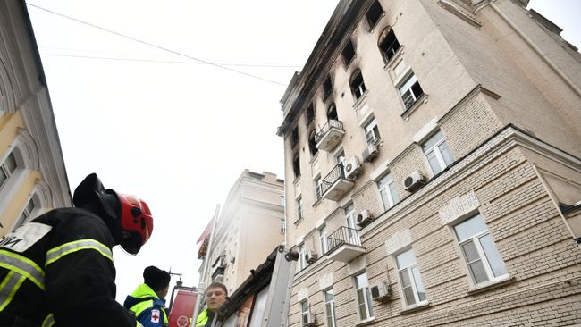 Сотрудники МЧС рядом с жилым домом на Никитском бульваре в Москве, где произошел пожар Сотрудники МЧС рядом с жилым домом на Никитском бульваре в Москве, где произошел пожар