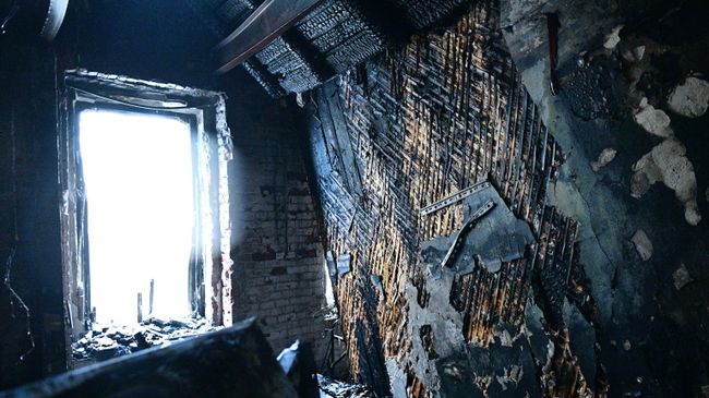 Последствия пожара в жилом доме на Никитском бульваре в Москве. 4 февраля 2019