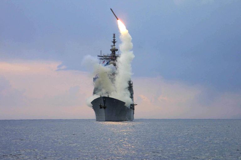Запуск крылатой ракеты Томагавк с американского военного корабля USS Cape St. George