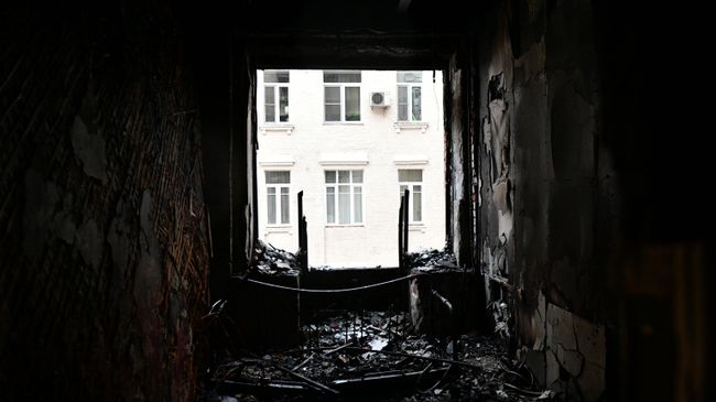 Окно в жилом доме на Никитском бульваре в Москве, где произошел пожар