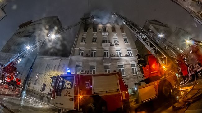 Пожар в жилом доме на Никитском бульваре в Москве Пожар в жилом доме на Никитском бульваре в Москве