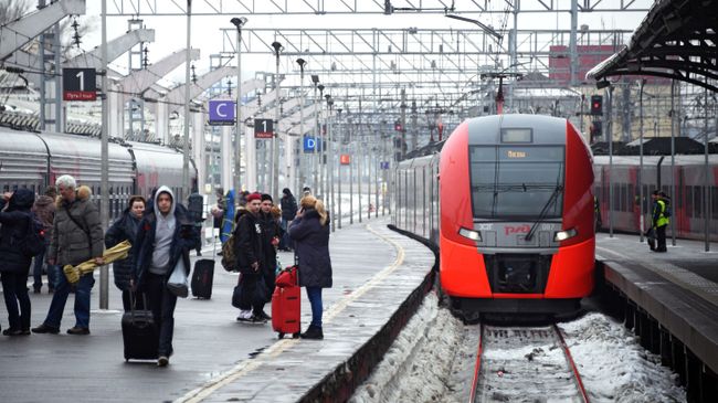 Электропоезд Ласточка прибывает на Ленинградский вокзал города Москвы. 4 февраля 2019 Электропоезд Ласточка прибывает на Ленинградский вокзал города Москвы. 4 февраля 2019