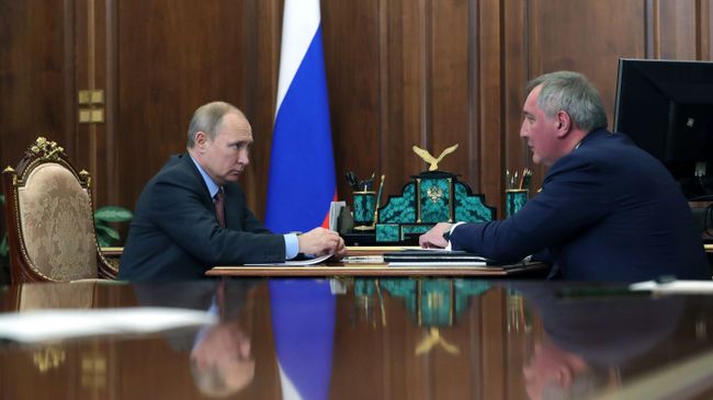 Владимир Путин и генеральный директор госкорпорации Роскосмос Дмитрий Рогозин во время встречи. 4 февраля 2019 Владимир Путин и генеральный директор госкорпорации Роскосмос Дмитрий Рогозин во время встречи. 4 февраля 2019