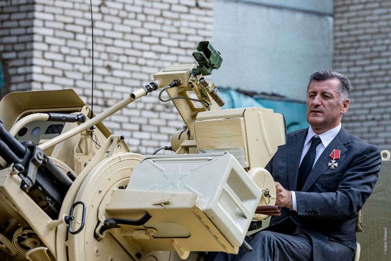 Генеральный конструктор Самума, член комиссии по правовому обеспечению развития организаций оборонно-промышленного комплекса РФ Умахан Умаханов