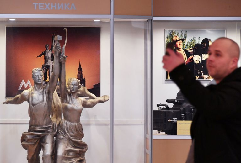 Мужчина фотографируется в главном павильоне Мосфильма Мужчина фотографируется в главном павильоне Мосфильма