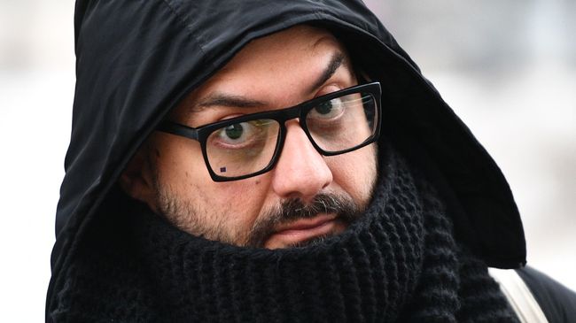 Кирилл Серебренников перед зданием Мещанского суда Москвы Кирилл Серебренников перед зданием Мещанского суда Москвы